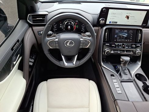Used 2024 Lexus LX 600 4WD w/ Luxury Package image 4