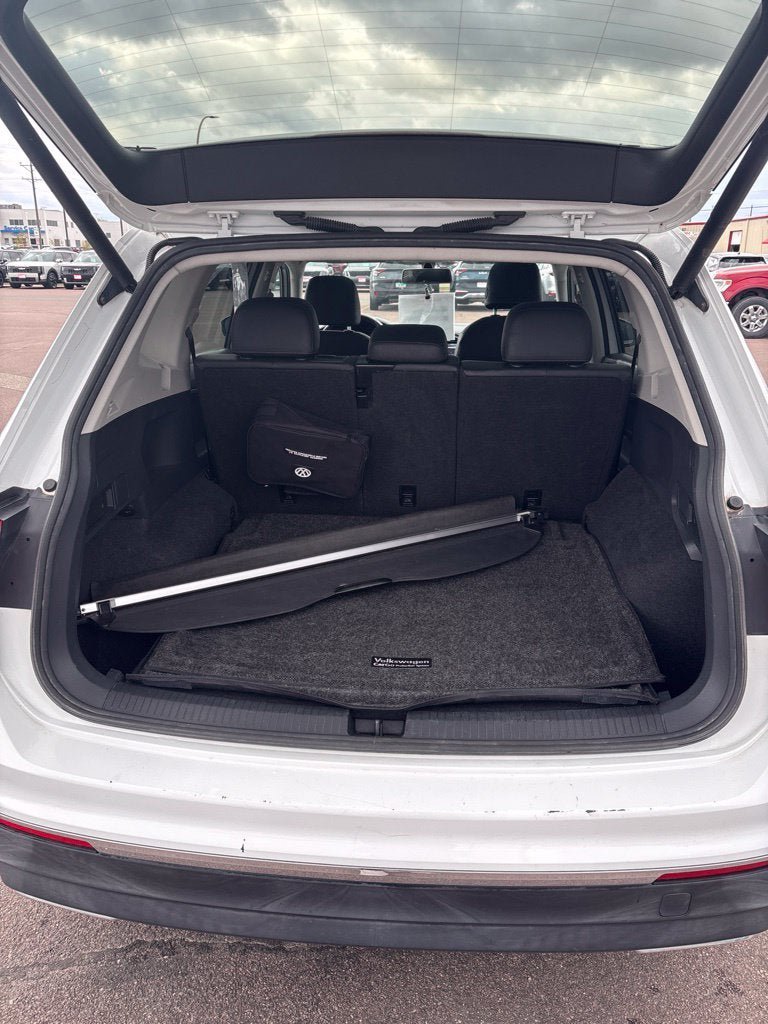 Used 2018 Volkswagen Tiguan SEL AWD/4WD image 24