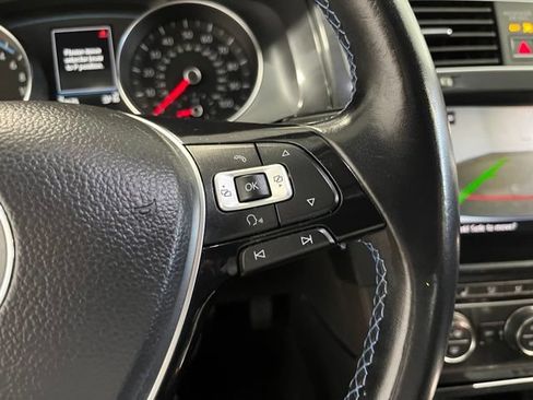 Used 2018 Volkswagen e-Golf SE FWD image 28