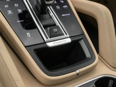 Certified 2022 Porsche Cayenne Platinum Edition image 27