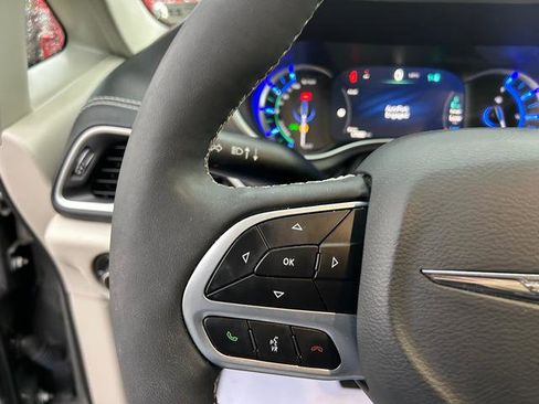 Certified 2022 Chrysler Pacifica Touring-L image 16