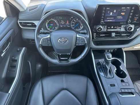 Used 2021 Toyota Highlander XLE AWD/4WD image 5