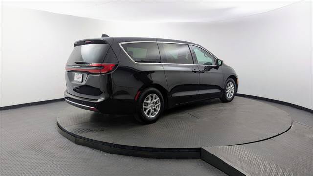 Used 2023 Chrysler Pacifica Touring-L FWD image 8