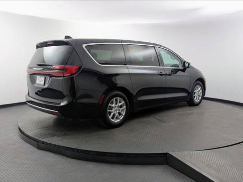 Used 2023 Chrysler Pacifica Touring-L FWD image 8
