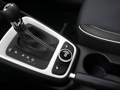 New 2025 Hyundai Venue Limited FWD image 21