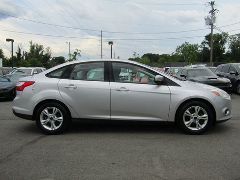 Used 2013 Ford Focus SE w/ SE Winter Pkg FWD image 8