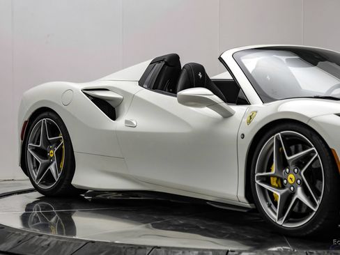 Used 2022 Ferrari F8 Tributo RWD image 35