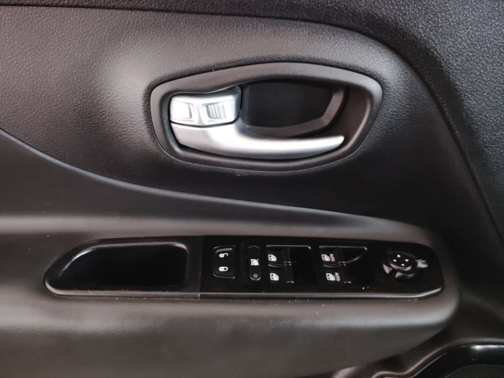 Used 2020 Jeep Renegade Altitude w/ UConnect 8.4 Nav Group FWD image 20