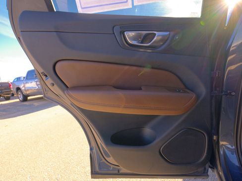 Used 2022 Volvo XC60 B5 Momentum image 29