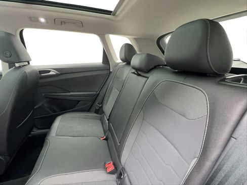 Used 2025 Volkswagen Taos SE FWD image 24