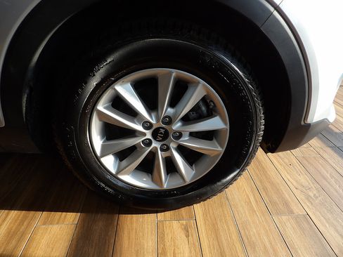 Used 2019 Kia Sorento FWD V6 image 4