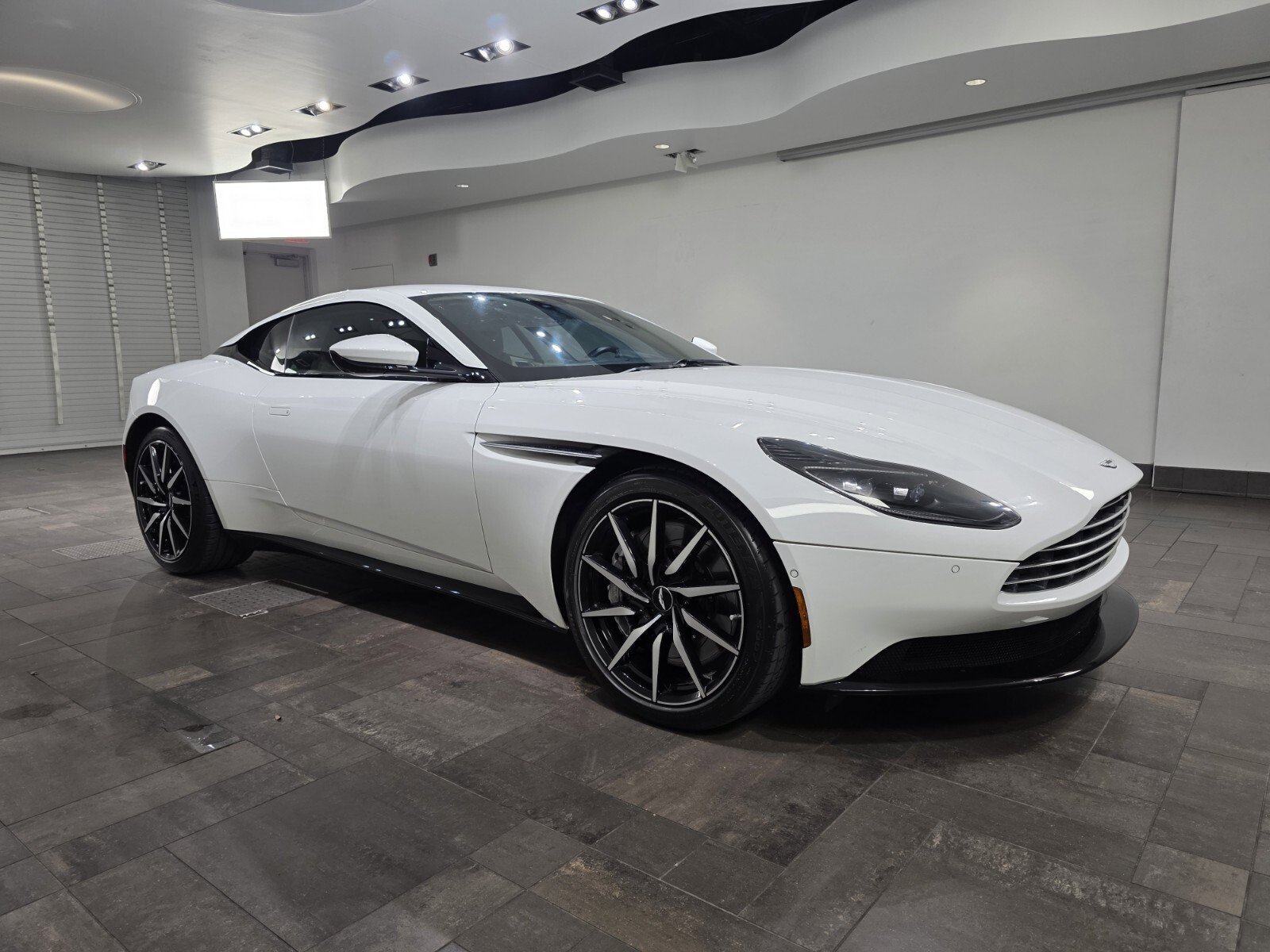 Used 2023 Aston Martin DB11 Coupe RWD image 1