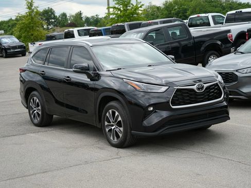 Used 2024 Toyota Highlander XLE FWD image 3