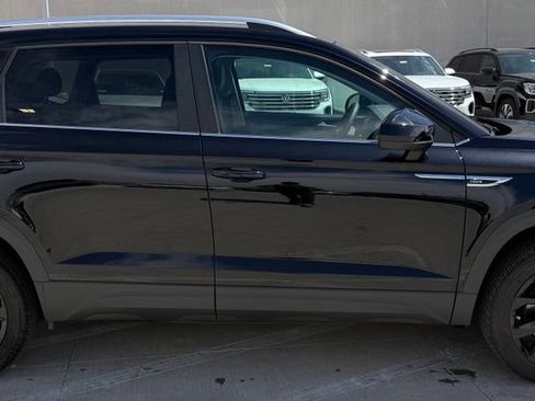 Used 2023 Volkswagen Taos SE w/ Panoramic Sunroof Package FWD image 4