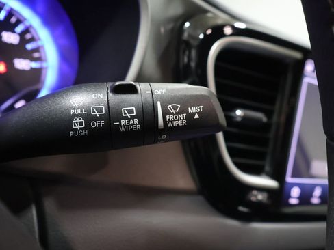 Used 2023 Chrysler Pacifica Touring-L image 36