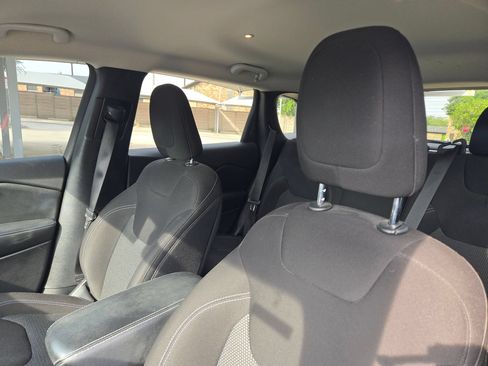 Used 2019 Jeep Cherokee Latitude w/ Popular Appearance Group FWD image 9