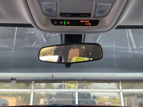 Used 2020 Chevrolet Traverse LT FWD image 19