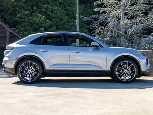 Certified 2025 Porsche Macan Electric RWD image 12