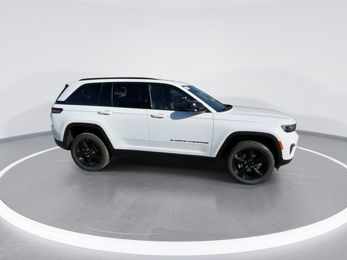 New 2025 Jeep Grand Cherokee Altitude image 9