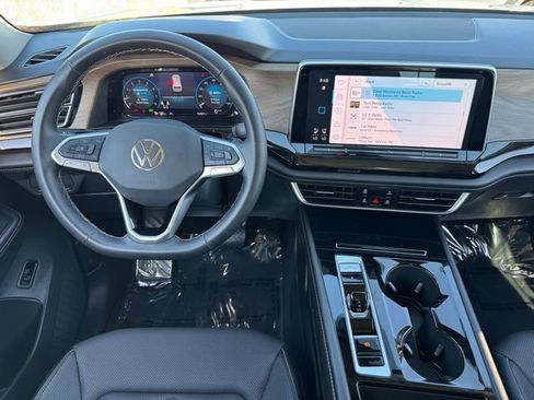 Used 2025 Volkswagen Atlas SE w/ Panoramic Sunroof Package AWD/4WD image 4