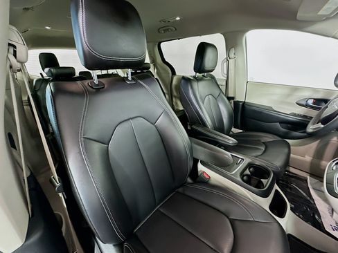 Used 2023 Chrysler Pacifica Touring-L FWD image 27