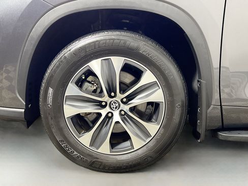 Used 2023 Toyota Highlander XLE image 14