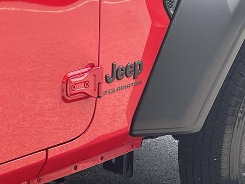 Used 2023 Jeep Gladiator Sport AWD/4WD image 9