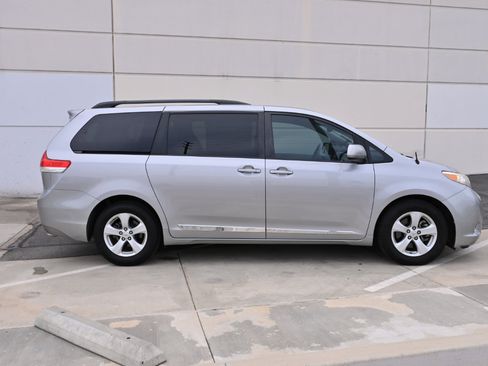 Used 2011 Toyota Sienna LE w/ Towing Pkg image 7