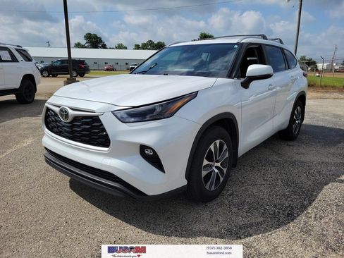 Used 2023 Toyota Highlander XLE FWD image 2