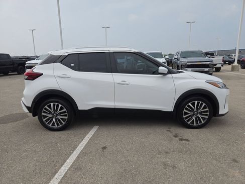 Used 2021 Nissan Kicks SV FWD image 2