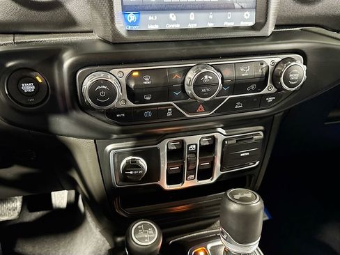 Used 2022 Jeep Wrangler Unlimited Sahara AWD/4WD image 19