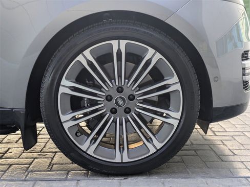 Used 2025 Land Rover Range Rover Long Wheelbase Autobiography image 11
