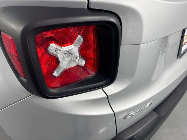 Used 2017 Jeep Renegade Latitude w/ Cold Weather Group AWD/4WD image 31