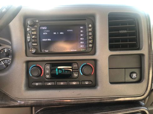 Used 2004 GMC Yukon Denali image 27