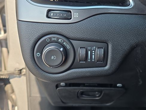 Used 2021 Jeep Cherokee Latitude Plus image 20