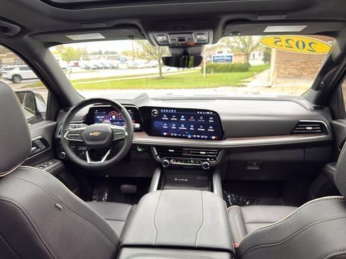 Used 2025 Chevrolet Suburban Premier AWD/4WD image 33