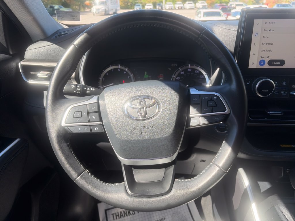 Used 2023 Toyota Highlander XLE AWD/4WD image 15