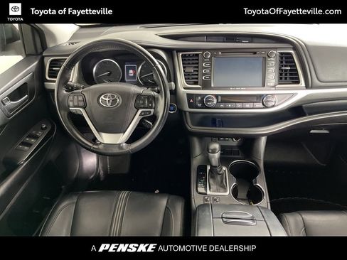 Used 2017 Toyota Highlander SE image 5