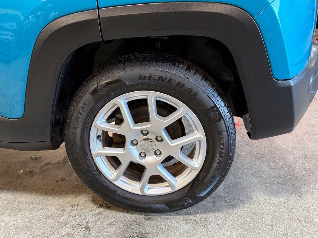 Used 2020 Jeep Renegade Latitude w/ Cold Weather Group AWD/4WD image 37