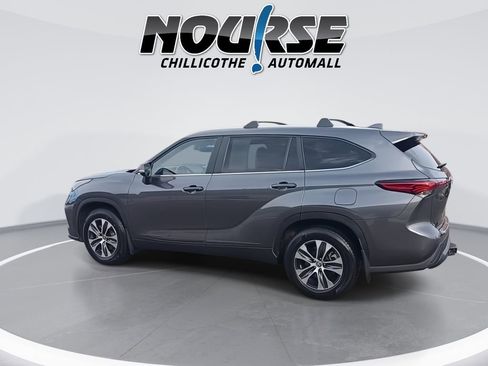 Used 2023 Toyota Highlander XLE image 6
