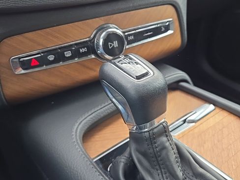 Used 2021 Volvo XC90 T6 Momentum w/ Climate Package image 17