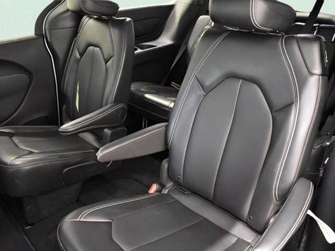 Used 2025 Chrysler Pacifica Select image 7