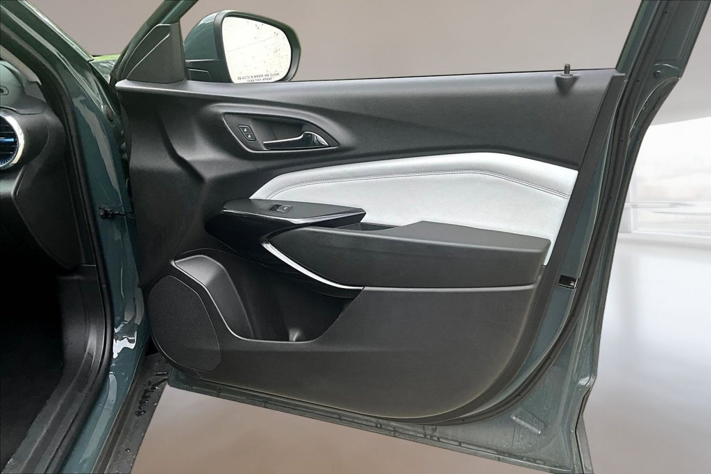 Used 2025 Chevrolet Trax LT FWD image 25