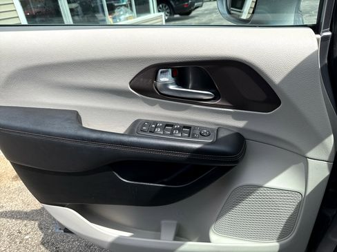 Used 2018 Chrysler Pacifica Touring-L Plus w/ Tire & Wheel Group image 23