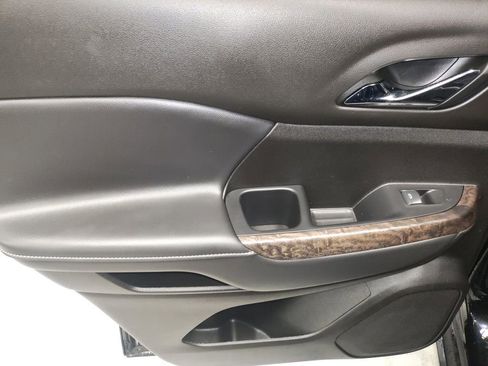 Used 2023 GMC Acadia Denali w/ Denali Technology Package FWD image 27