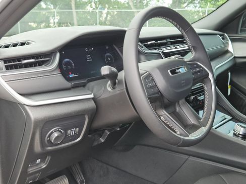 Used 2024 Jeep Grand Cherokee Laredo RWD image 10