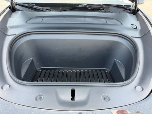 Used 2024 Tesla Model Y 2WD image 30