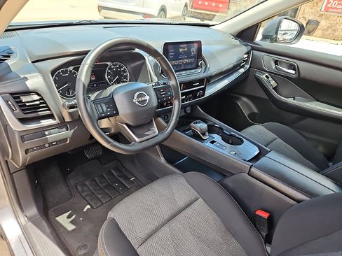 Used 2025 Nissan Rogue SV FWD image 12