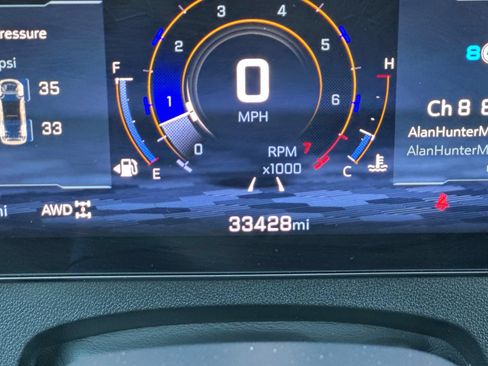Used 2025 Chevrolet Traverse Z71 AWD/4WD image 3