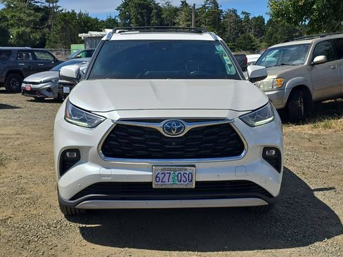 Used 2021 Toyota Highlander Platinum AWD/4WD image 3